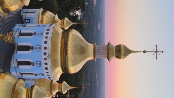 Verticale video van St. Michaels Golden-Domed klooster in de ochtend. Kiev, Oekraïne — Stockvideo