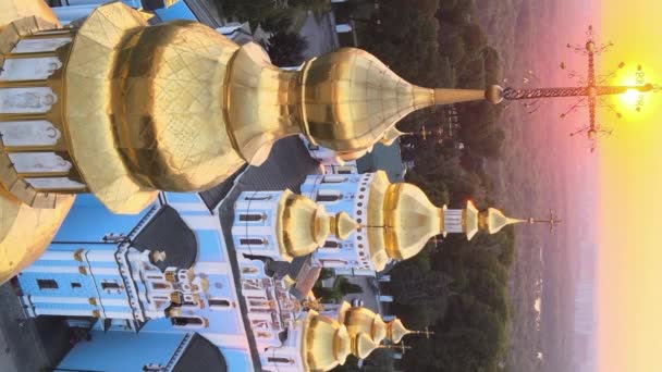 Vídeo vertical do Mosteiro de São Miguel Cúpula Dourada pela manhã. Kiev, Ucrânia — Vídeo de Stock
