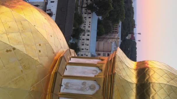 Vertikales Video vom St. Michaels Golden-Domed Monastery am Morgen. Kiew, Ukraine — Stockvideo
