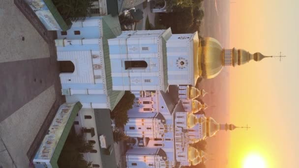 Vídeo vertical del Monasterio de la Cúpula Dorada de San Miguel por la mañana. Kiev, Ucrania — Vídeos de Stock