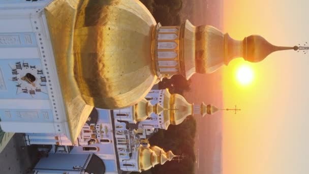 Вертикальне відео Сен-Майклс з Золотим куполом монастиря вранці. Київ, Україна — стокове відео