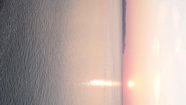 Вертикальное видео рассвет над видом на море с воздуха. Турция, Анталья — стоковое видео