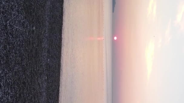 Вертикальное видео рассвет над видом на море с воздуха. Турция, Анталья — стоковое видео