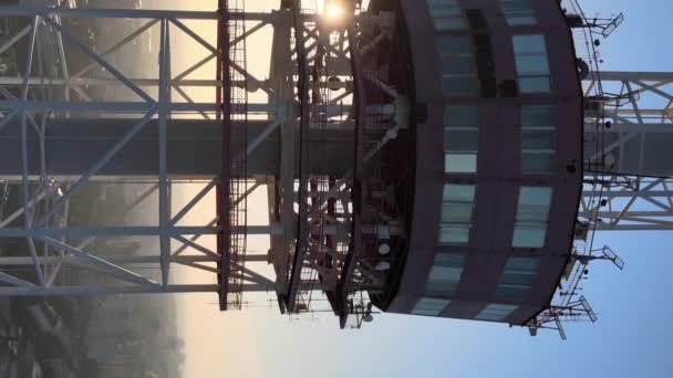 Vidéo verticale - Tour de télévision le matin à l'aube à Kiev, Ukraine — Video