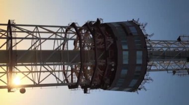 Dikey video - TV kulesi Şafak vakti Ukrayna, Kyiv 'de