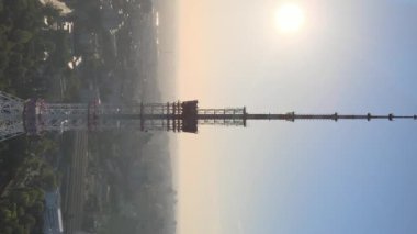 Dikey video - TV kulesi Şafak vakti Ukrayna, Kyiv 'de