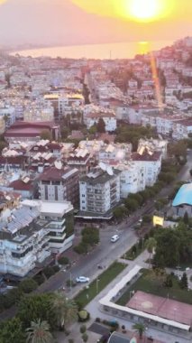 Dikey video Alanya, Türkiye - deniz kıyısında bir tatil köyü. Hava görünümü