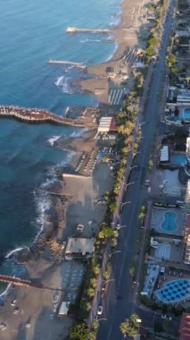 Dikey video Alanya, Türkiye - deniz kıyısında bir tatil köyü. Hava görünümü