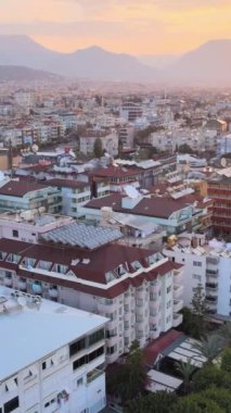 Dikey video Alanya, Türkiye - deniz kıyısında bir tatil köyü. Hava görünümü