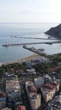 Dikey video Alanya, Türkiye - deniz kıyısında bir tatil köyü. Hava görünümü