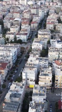 Dikey video Alanya, Türkiye - deniz kıyısında bir tatil köyü. Hava görünümü