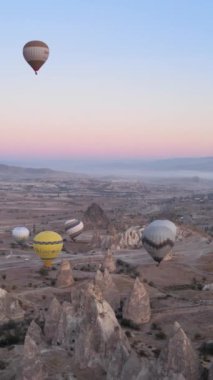 Kapadokya, Türkiye - balon fırlatılışının dikey videosu