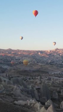 Kapadokya, Türkiye - balon fırlatılışının dikey videosu