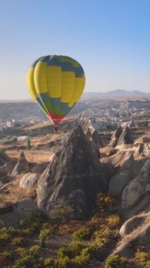 Kapadokya, Türkiye - balon fırlatılışının dikey videosu