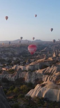 Kapadokya, Türkiye - balon fırlatılışının dikey videosu