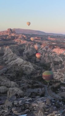 Kapadokya, Türkiye - balon fırlatılışının dikey videosu