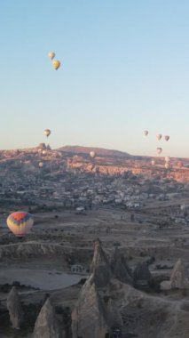 Kapadokya, Türkiye - balon fırlatılışının dikey videosu