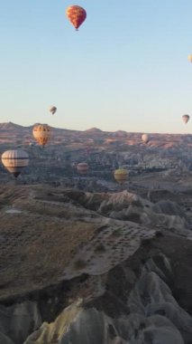 Kapadokya, Türkiye - balon fırlatılışının dikey videosu