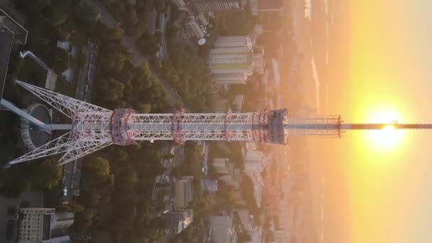 Video verticale - Torre della TV al mattino all'alba a Kiev, Ucraina — Video Stock