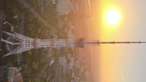 Vídeo vertical - torre de televisión por la mañana al amanecer en Kiev, Ucrania — Vídeos de Stock