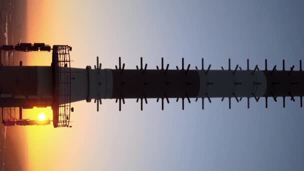 Vídeo vertical - torre de televisión por la mañana al amanecer en Kiev, Ucrania — Vídeos de Stock