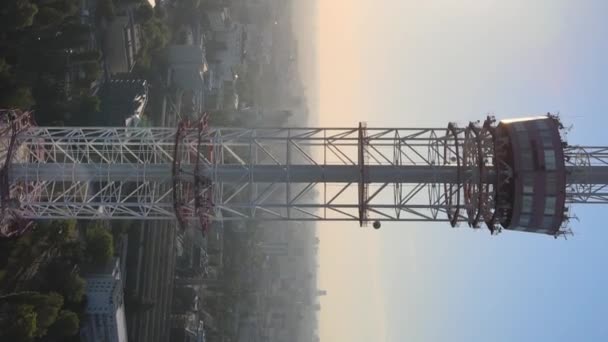 Pionowe video - Wieża telewizyjna o świcie w Kijowie, Ukraina — Wideo stockowe