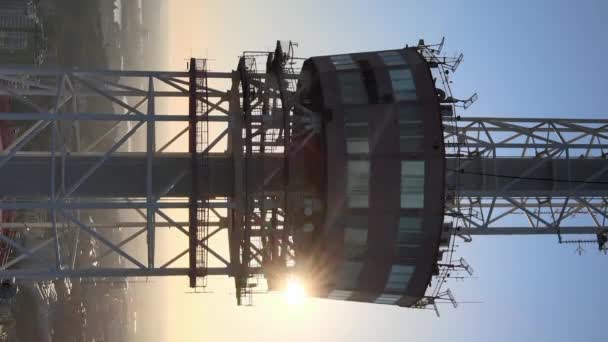 Κάθετη βίντεο - Πύργος τηλεόρασης το πρωί στην αυγή στο Κίεβο, Ουκρανία — Αρχείο Βίντεο