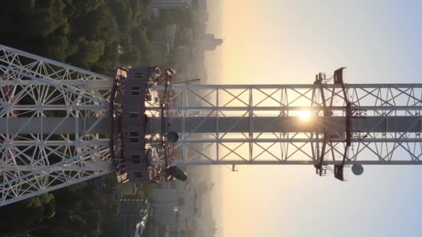 Vertikal video - TV-torn på morgonen i gryningen i Kiev, Ukraina — Stockvideo