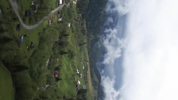 Vertical video village en las montañas de los Cárpatos en otoño. Ucrania — Vídeos de Stock