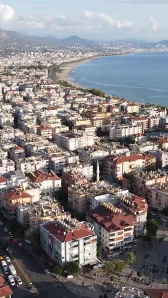 Вертикальное видео Alanya, Turkey - a resort town on the seashore. Вид с воздуха — стоковое видео