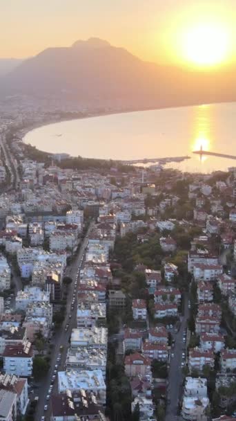 Vídeo vertical Alanya, Turquía - una ciudad turística a orillas del mar. Vista aérea — Vídeos de Stock