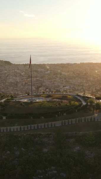 Vídeo vertical Alanya, Turquía - una ciudad turística a orillas del mar. Vista aérea — Vídeos de Stock