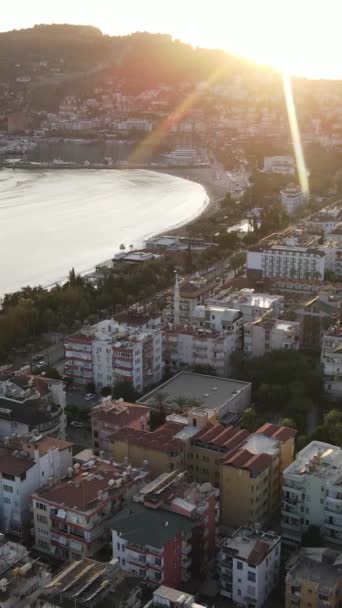 Vertical video Alanya, Turcja - kurort nad morzem. Widok z lotu ptaka — Wideo stockowe