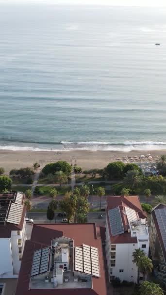 Vertikal video Alanya, Turki - kota resor di pantai. Tampilan udara — Stok Video