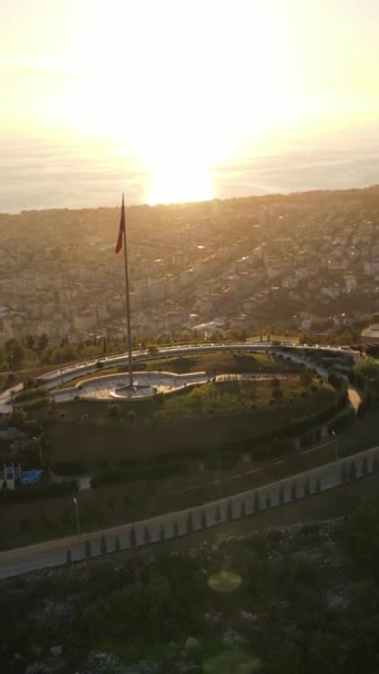 垂直ビデオAlanya,トルコ-海岸沿いのリゾートタウン。空中風景 — ストック動画