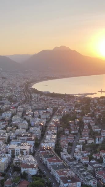 Vídeo vertical Alanya, Turquía - una ciudad turística a orillas del mar. Vista aérea — Vídeos de Stock