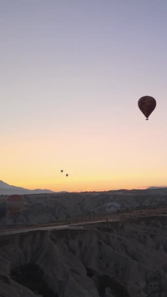 Kapadocja, Turcja - pionowe wideo z wystrzelenia balonu — Wideo stockowe