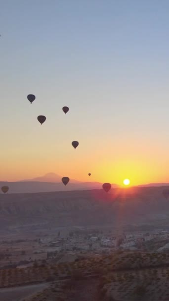 Capadocia, Turquía - vídeo vertical de lanzamiento de globos — Vídeo de stock