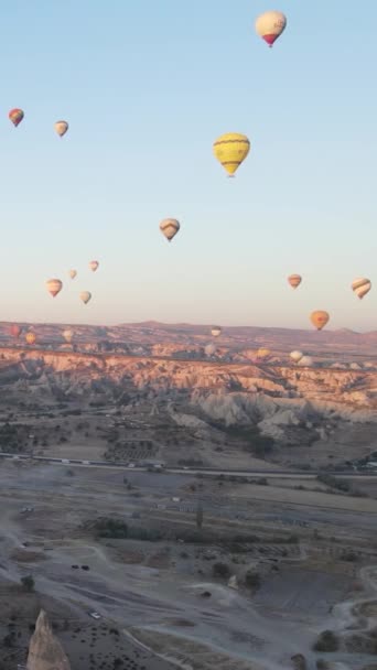 Cappadocia, Turkey - video vertikal dari peluncuran balon — Stok Video