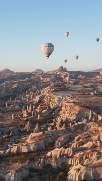 Каппадокия, Турция - вертикальное видео запуска воздушного шара — стоковое видео