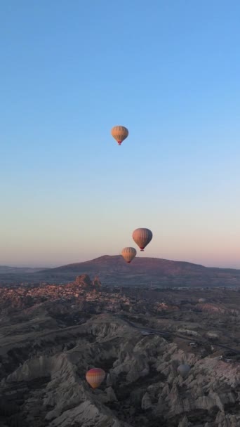 Kapadokya, Türkiye - balon fırlatılışının dikey videosu — Stok video