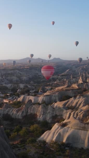 Capadocia, Turquía - vídeo vertical de lanzamiento de globos — Vídeo de stock