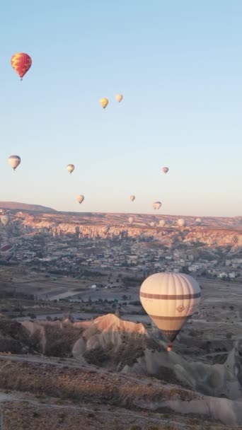 Capadocia, Turquía - vídeo vertical de lanzamiento de globos — Vídeo de stock