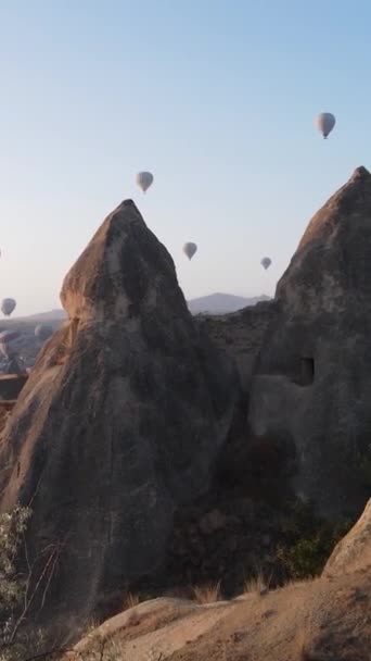 カッパドキア,トルコ-気球打ち上げの垂直ビデオ — ストック動画