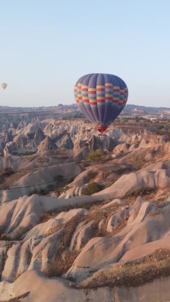 Cappadocia, Turecko - vertikální video startu balónu — Stock video