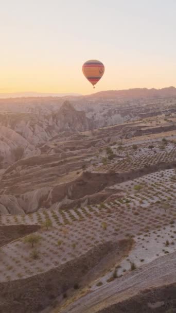 Kapadocja, Turcja - pionowe wideo z wystrzelenia balonu — Wideo stockowe