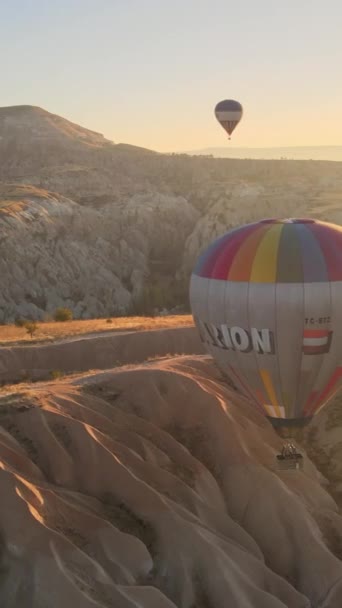 カッパドキア,トルコ-気球打ち上げの垂直ビデオ — ストック動画