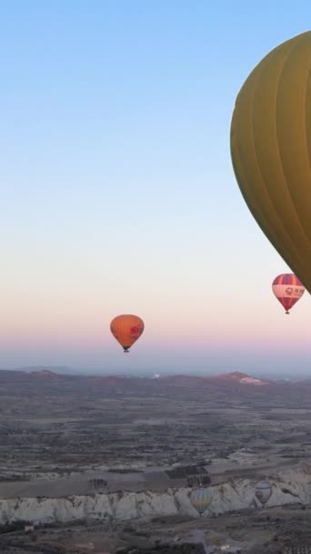Cappadocia, Törökország - függőleges videó a ballon kilövéséről — Stock videók