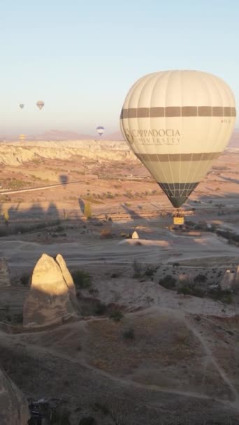 Kappadokien, Turkiet - vertikal video av ballonguppskjutning — Stockvideo