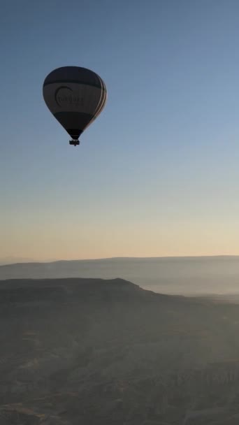 Cappadocia, Törökország - függőleges videó a ballon kilövéséről — Stock videók